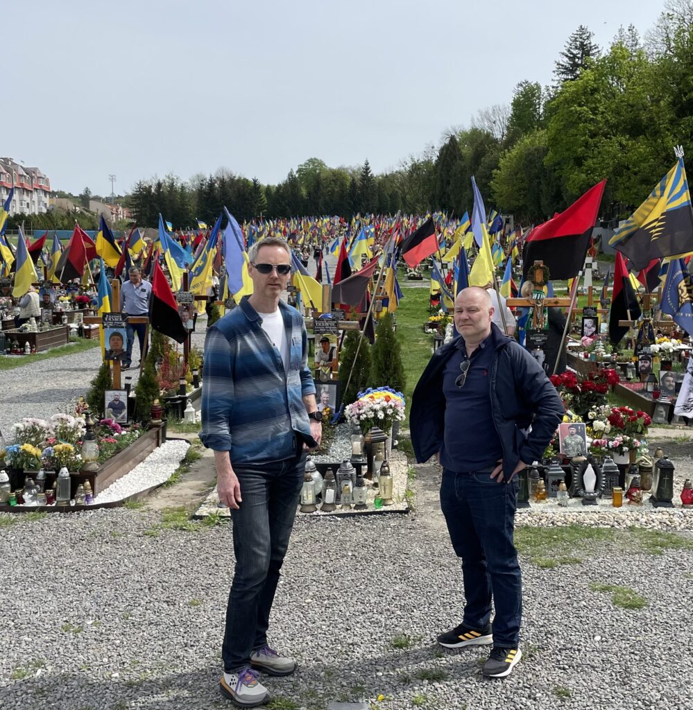Rune Simensen og Torbjørn Seljevoll på krigskirkegården i Lviv. Foto: Fritt Ukraina