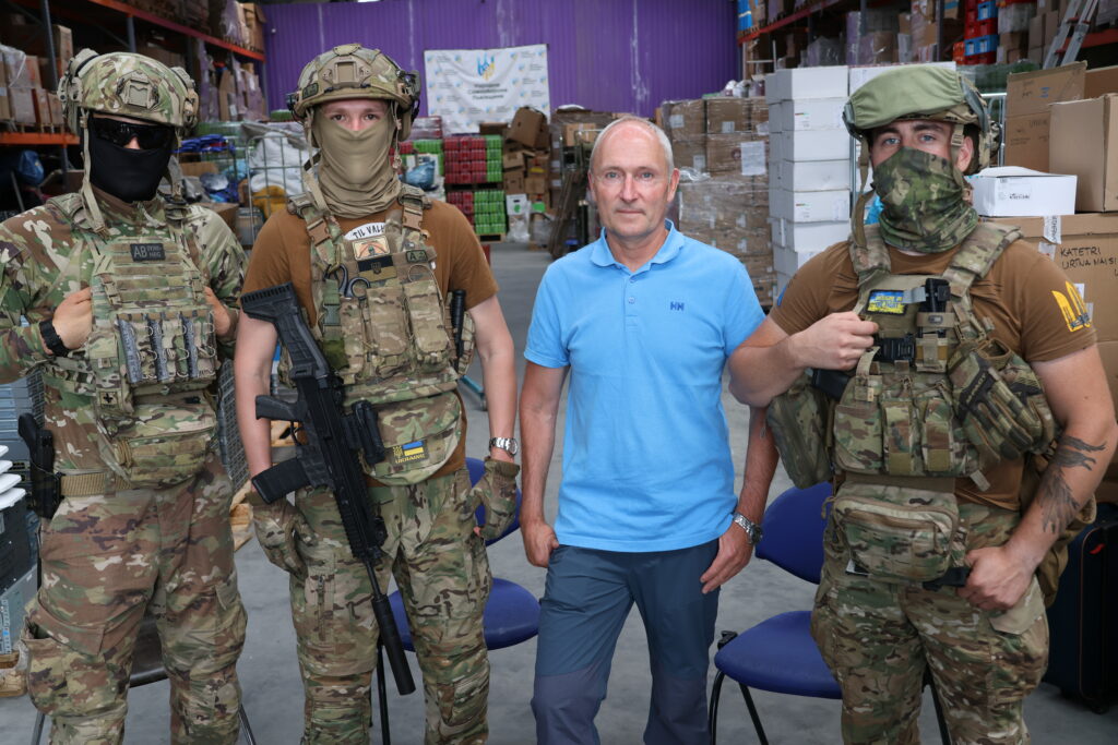 Lars Bugge Aarset sammen med ukrainske spesialsoldater. Foto: Fritt Ukraina