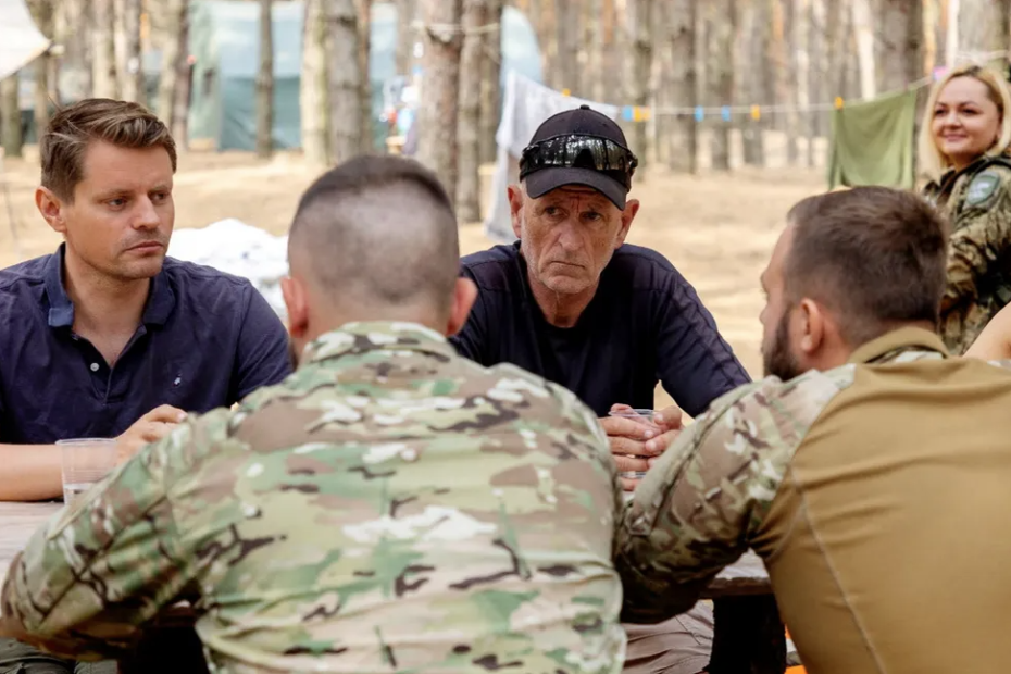 Denne uken var lederen for Fritt Ukraina, stortingsrepresentant Peter Frølich (H), og finansmannen Peter Warren tilbake i Ukraina. Der leverte de førstehjelpsutstyr, biler og droner. Her fra møtet med 38. marinebrigade.Foto: Fritt Ukraina