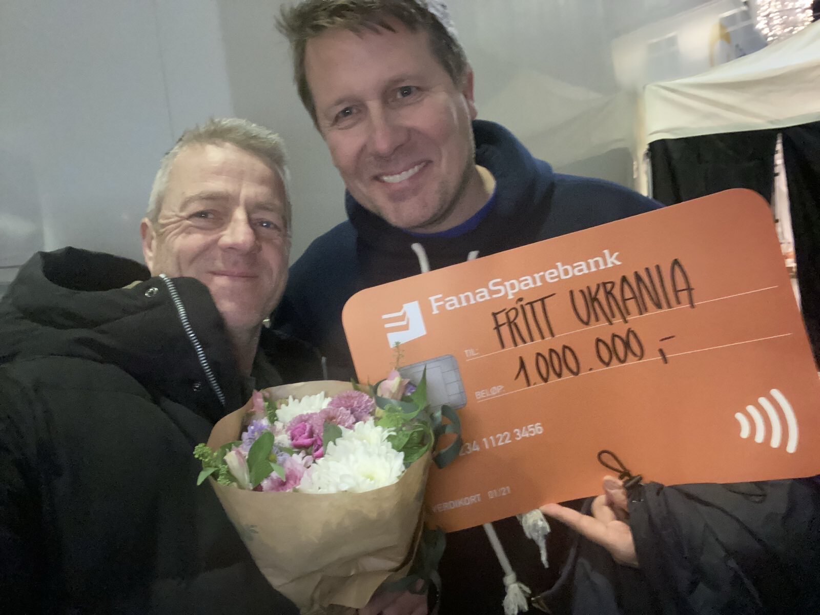 Superfrivillige Ketil Borgvin Dørre og Aslak Sverdrup mottok gaven på vegne av Fritt Ukraina.