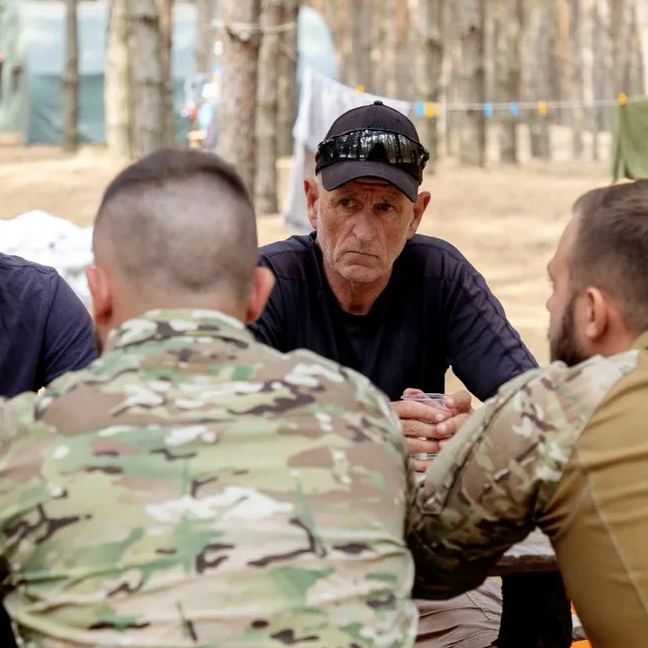 Denne uken var lederen for Fritt Ukraina, stortingsrepresentant Peter Frølich (H), og finansmannen Peter Warren tilbake i Ukraina. Der leverte de førstehjelpsutstyr, biler og droner. Her fra møtet med 38. marinebrigade.Foto: Fritt Ukraina