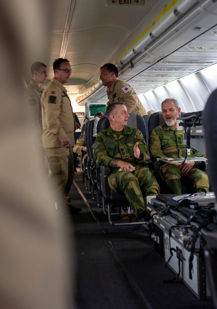 Forsvarets sanitet, bistår med luftevakuering. Sjefssersjant Cato Pettersen til høyre. Foto: Forsvaret