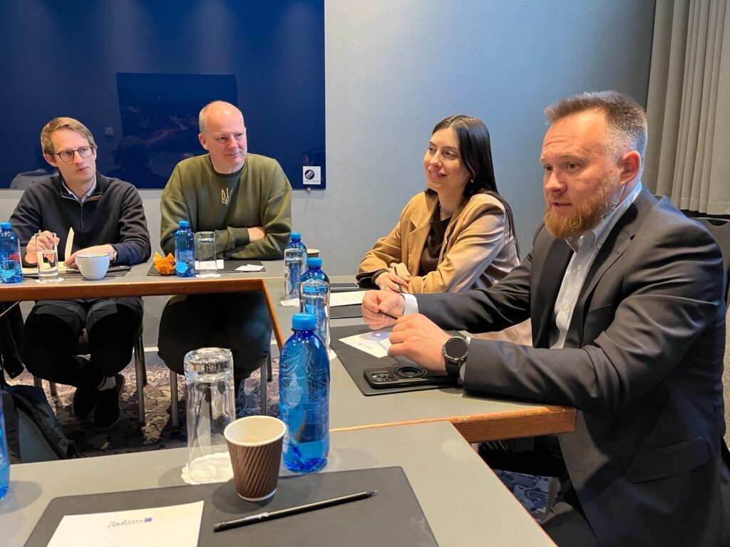 Aleksander Stokkebø (H) Ketil Solvik-Olsen (FrP) i møte med Maria Menzenteva og Yuriy Kamelchuk som er medlemmer i det ukrainske parlamentet. Foto: Fritt Ukraina