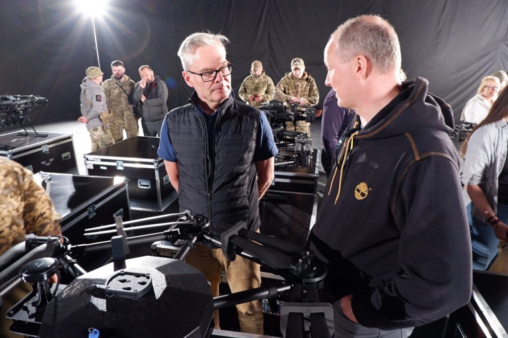 Hans-Andreas Limi og Ketil Solvik-Olsaen Overlevering av droner. Foto: Fritt Ukraina