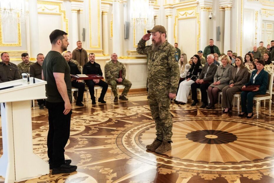 Robert "Magyar" Brovdi mottar utmerkelsen Hero of Ukraine-medaljen fra President Volodymyr Zelenskyj