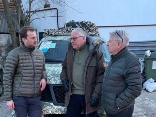 Roy Jacobsen, Morten Wetland og varaordføreren i Lviv foran bil på leveranse