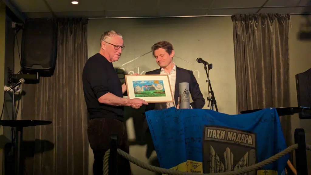 Roy Jacobsen mottar hedersprisen av Peter Frølich