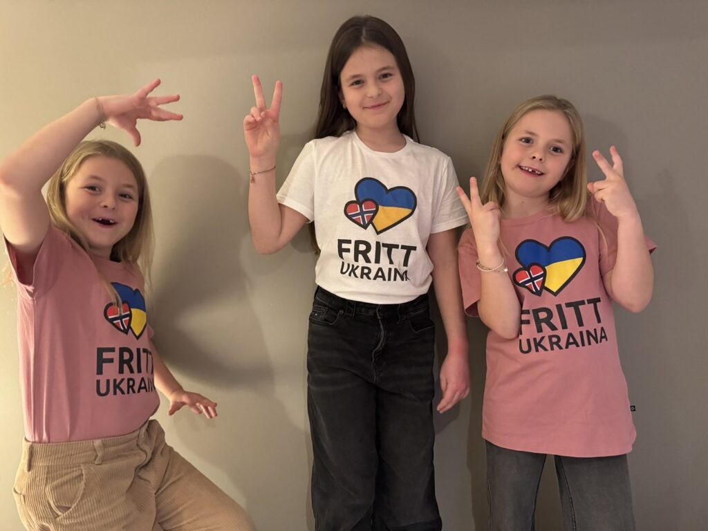 Tre barn med Fritt Ukraina-skjorter