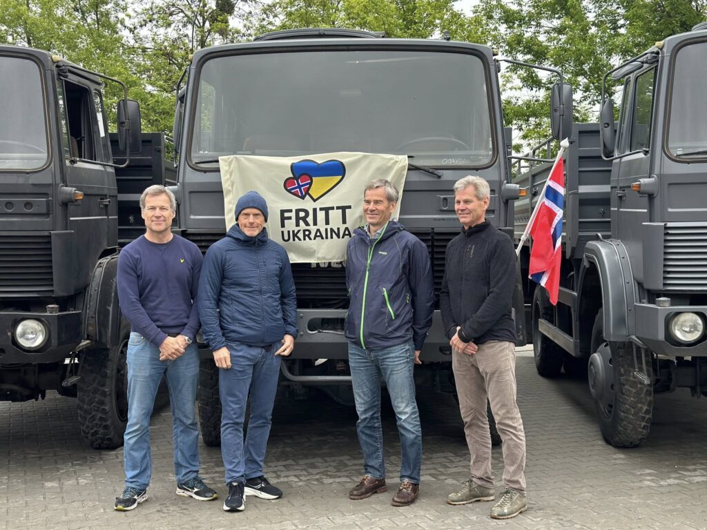 Leveranse av 20 lastebiler. Foto: Fritt Ukraina