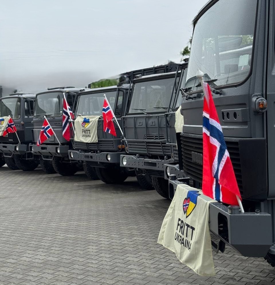 Leveranse av 20 lastebiler. Foto: Fritt Ukraina