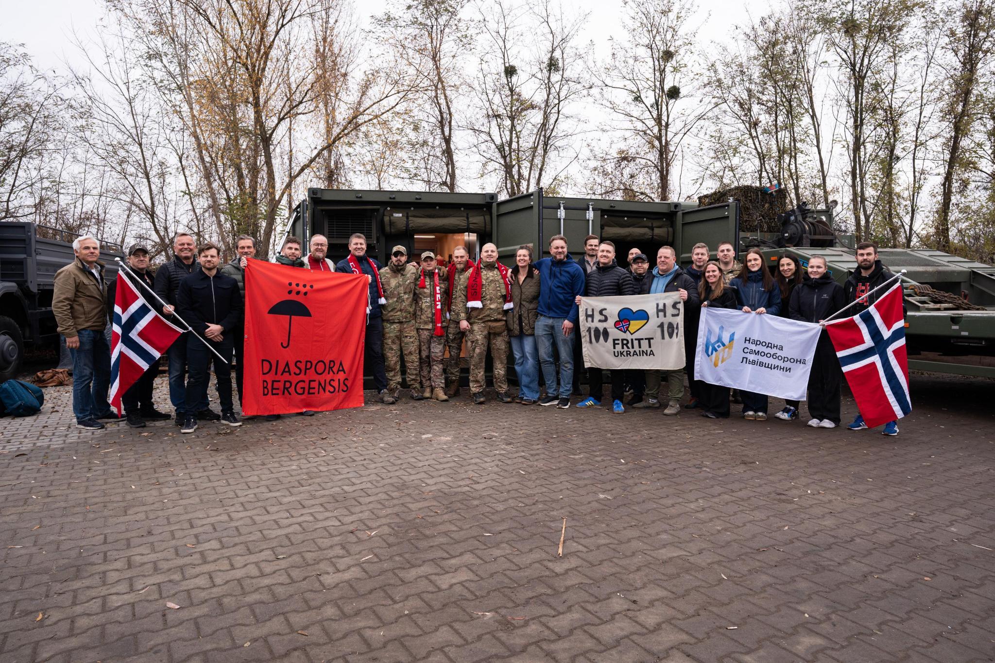 To grønne medisinske konteinere er levert til Ukraina