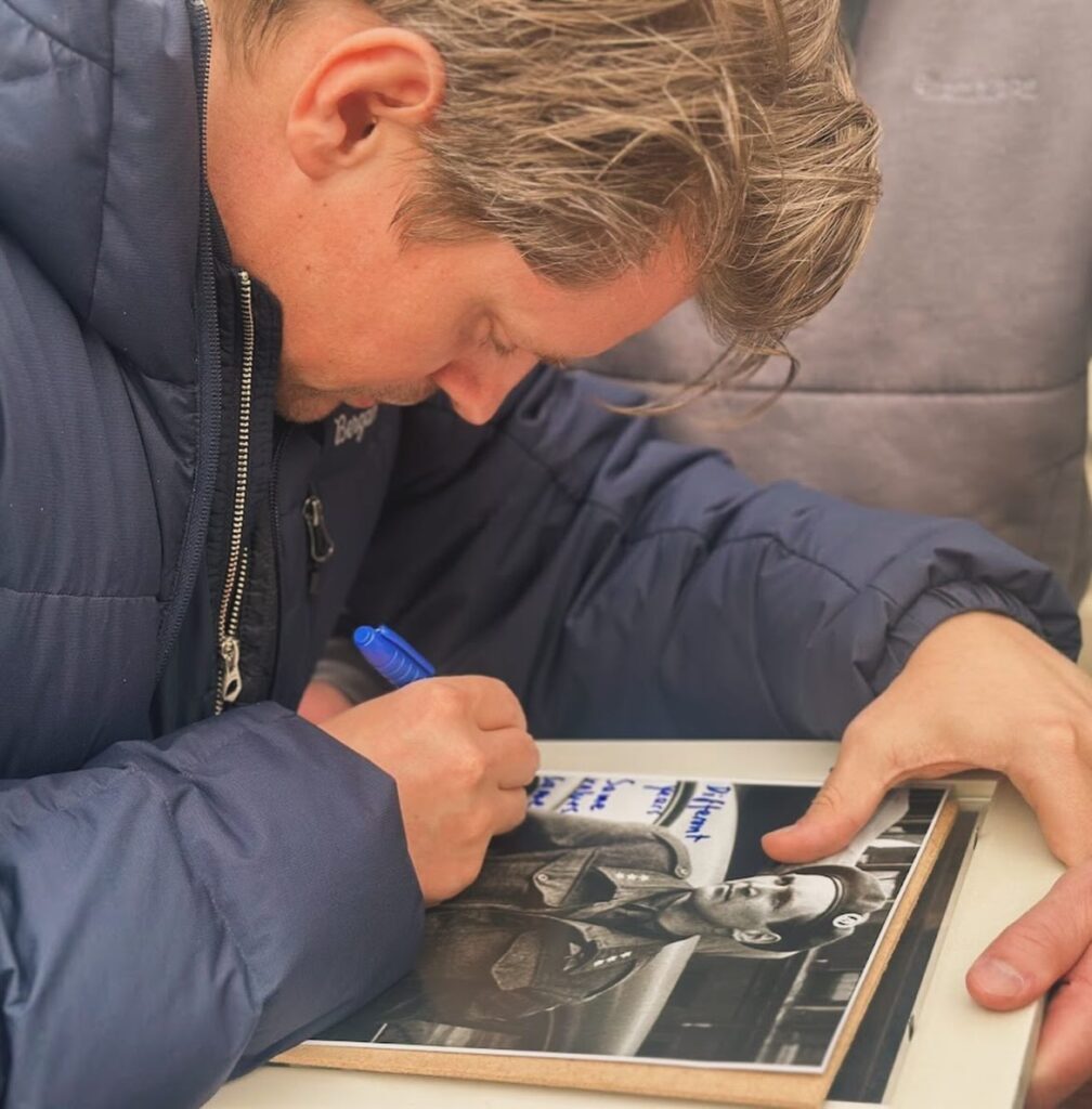 Peter Frøliich hedrer Gunnar Sønsteby i Ukraina Foto: Fritt Ukraina