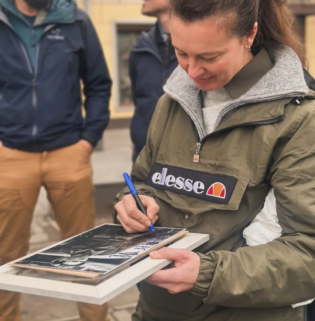 Natalia Golis signerer bilde av Gunnar Sønsteby. Foto Fritt Ukraina