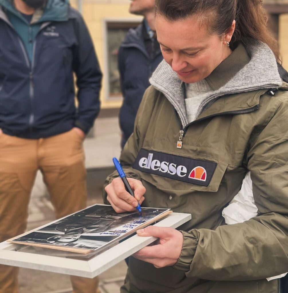 Natalia Golis signerer bilde av Gunnar Sønsteby. Foto Fritt Ukraina