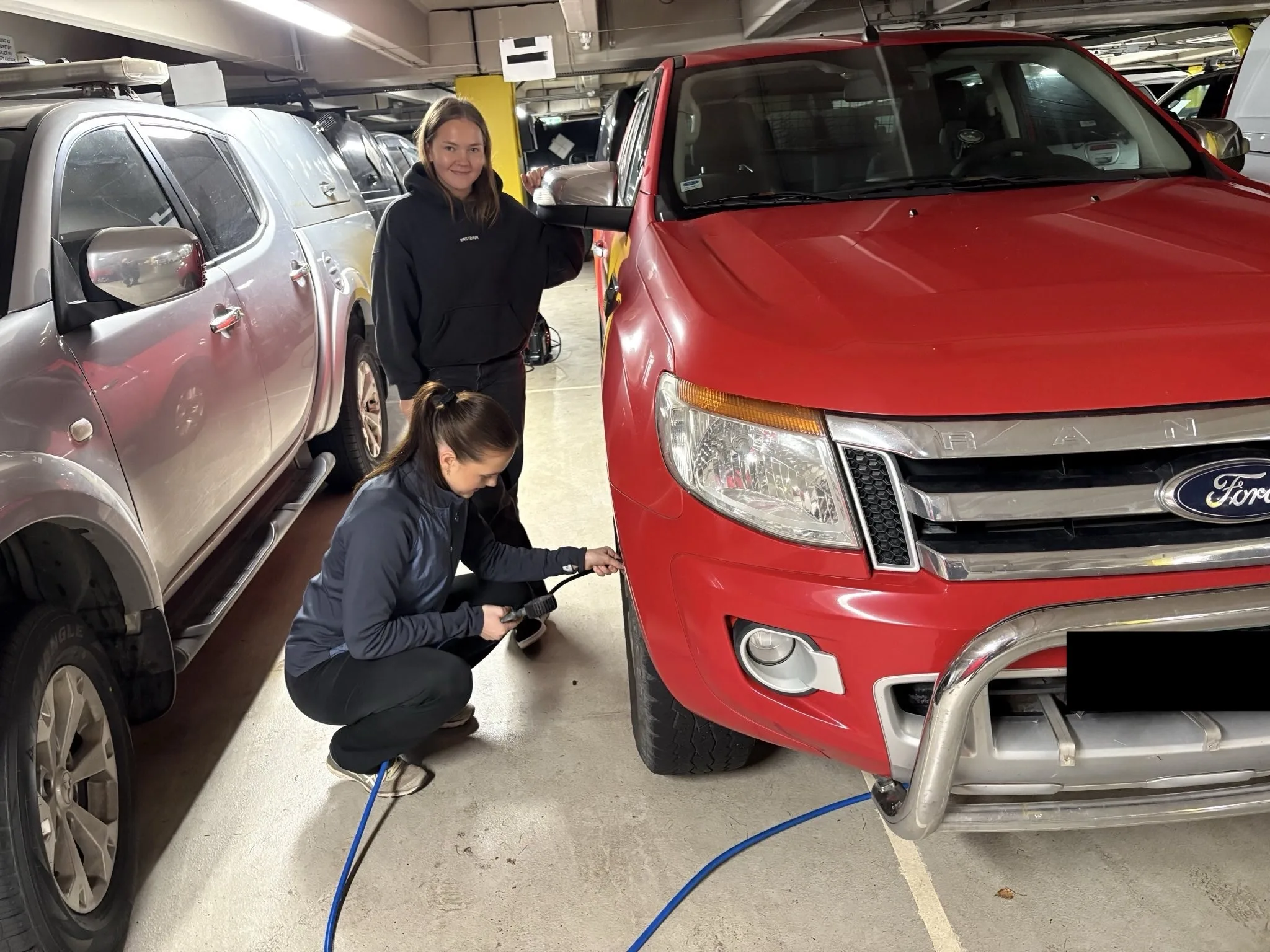 Oline og Tyra (21) kjørte hver sin bil til Lviv