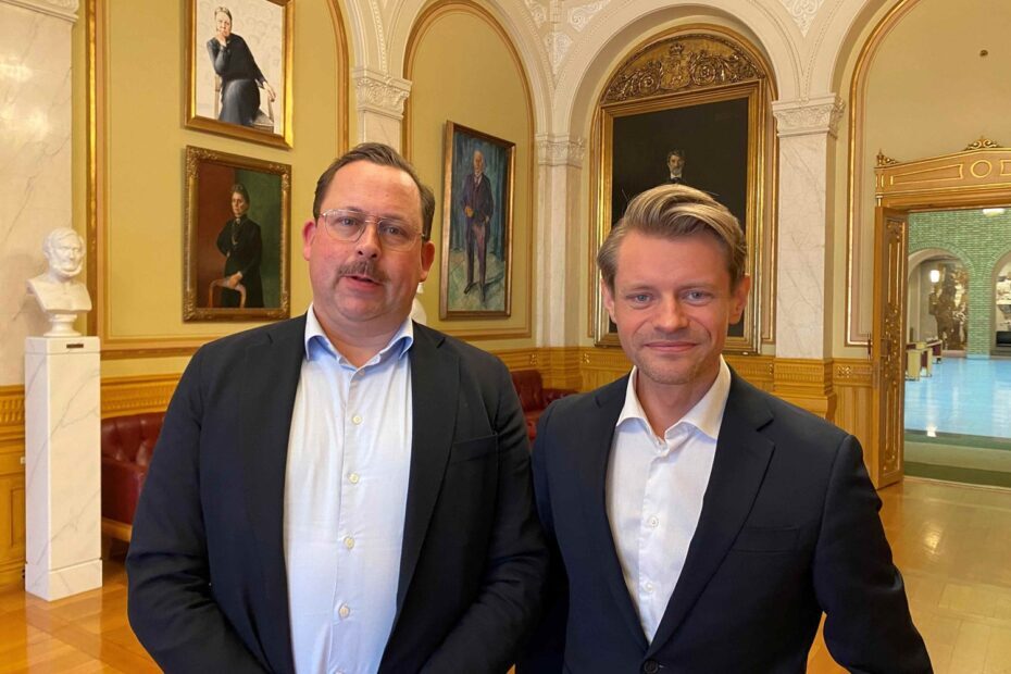 Juristforbundets Sverre Bromander i møte med Fritt Ukrainas Peter Frølich etter at forbundet har donert en betydelig andel av sine humanitære midler til hjelpeorganisasjonen (Foto: Jan Lindgren).