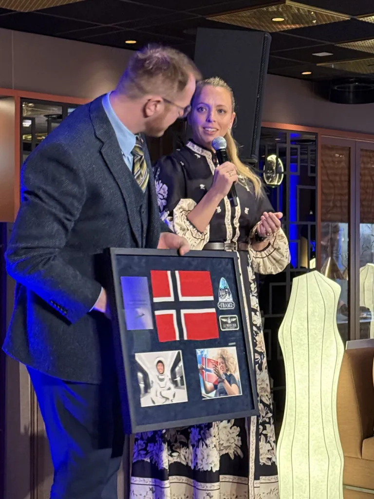 Astronaut Jannicke Mikkelsen donerer flagg til Fritt Ukraina