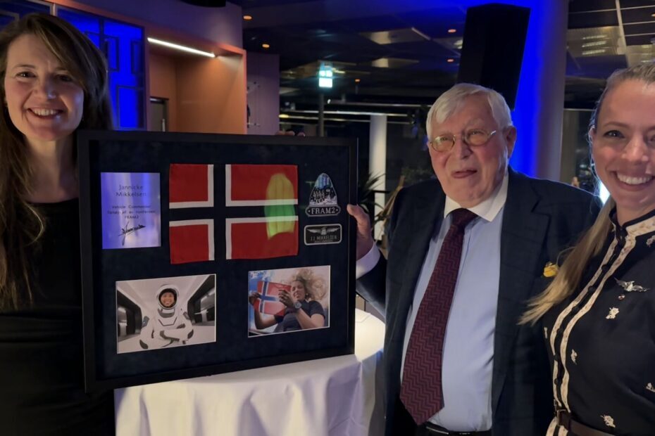Astronaut Jannicke Mikkelsen donerer flagg til Fritt Ukraina