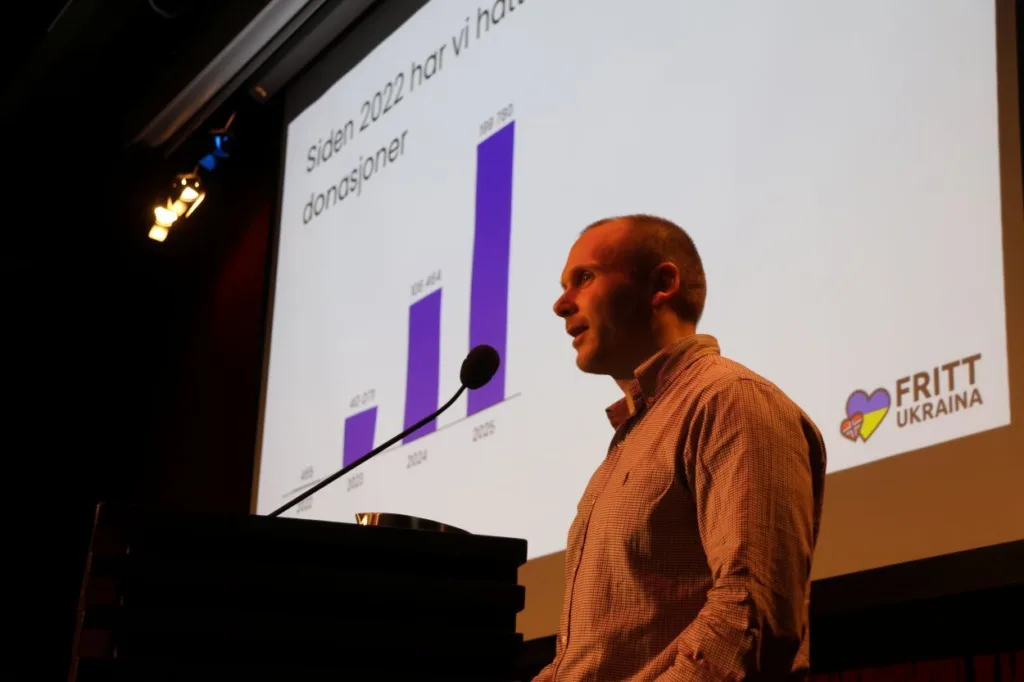 Økonoomiansvarlig Per Rygh presenterer resultater. Foto: Lars Bugge Aarset/Fritt Ukraina