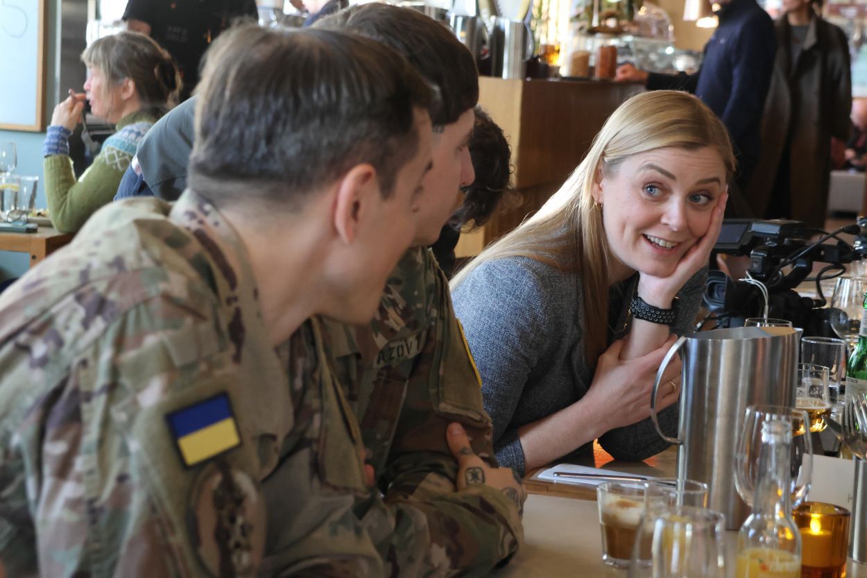 Styreleder Tina Bru sammen med soldater fra Azovbrigaden. Foto: Lars Bugge Aarset/Fritt Ukraina