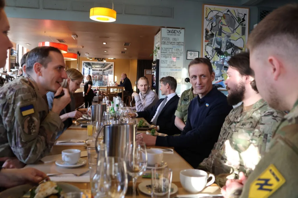 Eirik Kristoffersen sammen med soldater fra Azov. Foto: Lars Bugge Aarset/Fritt Ukraina