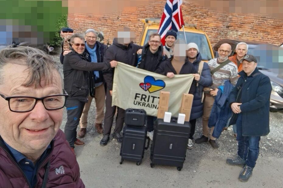 En gruppe personer med utstyr og flagg ved overlevering.