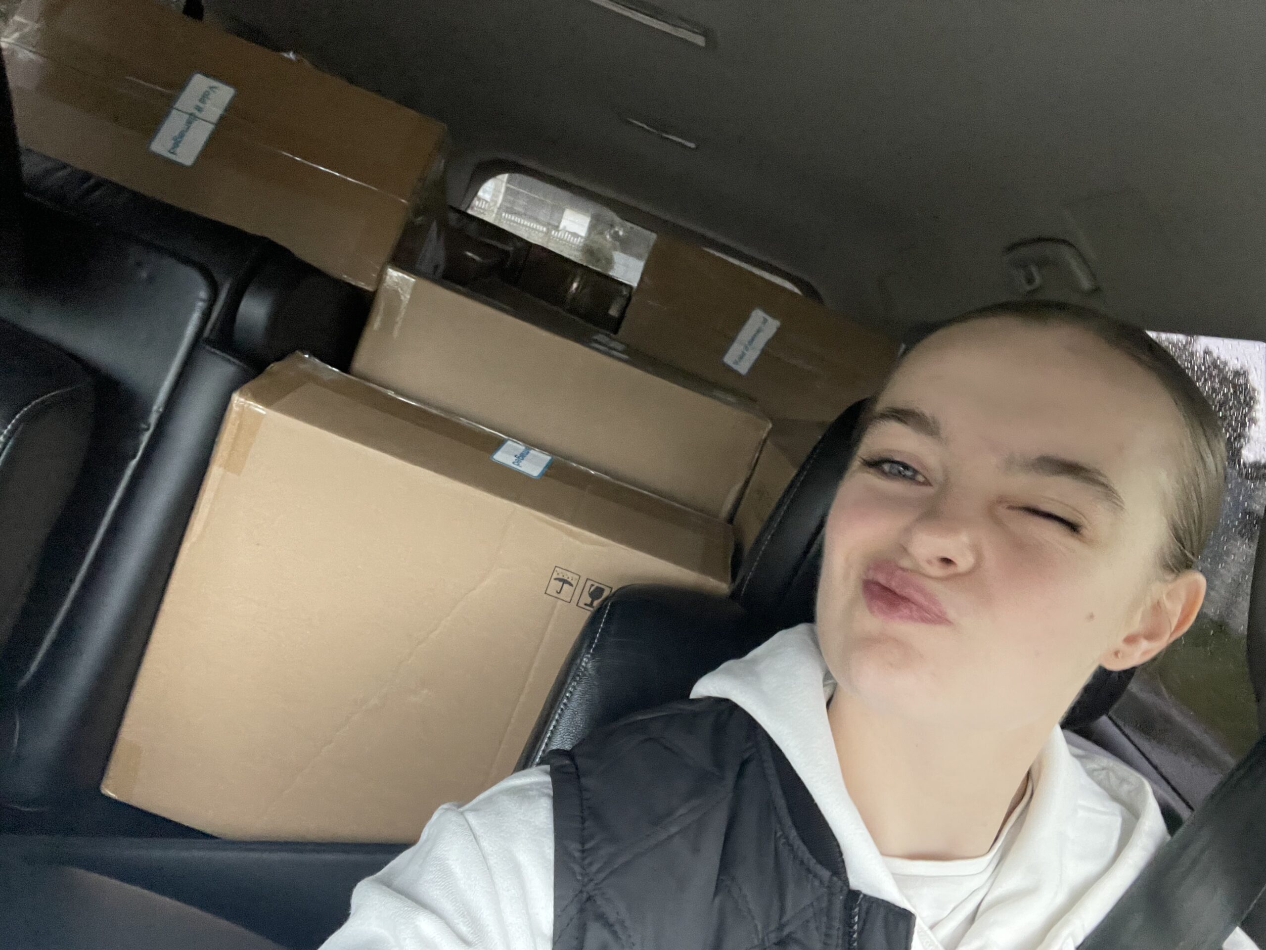 23 år gamle Kateryna leder organisasjonen som leverer droner og kjøretøy til fronten