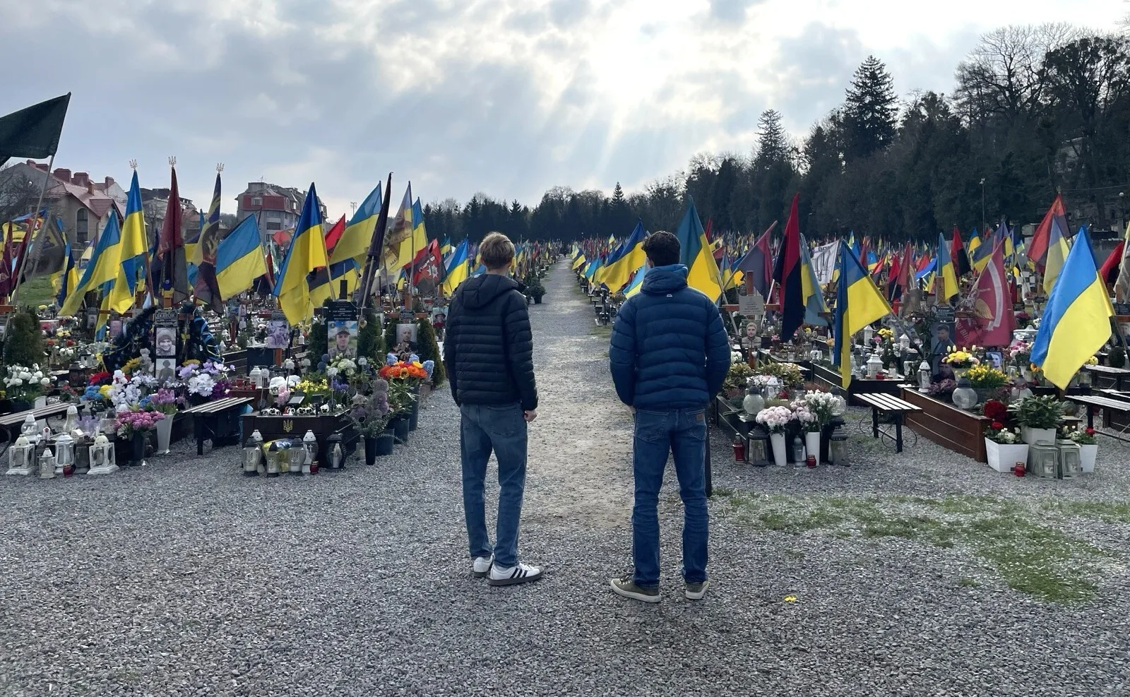 Noa og Eigil leverer biler til fronten Foto: Fritt Ukraina