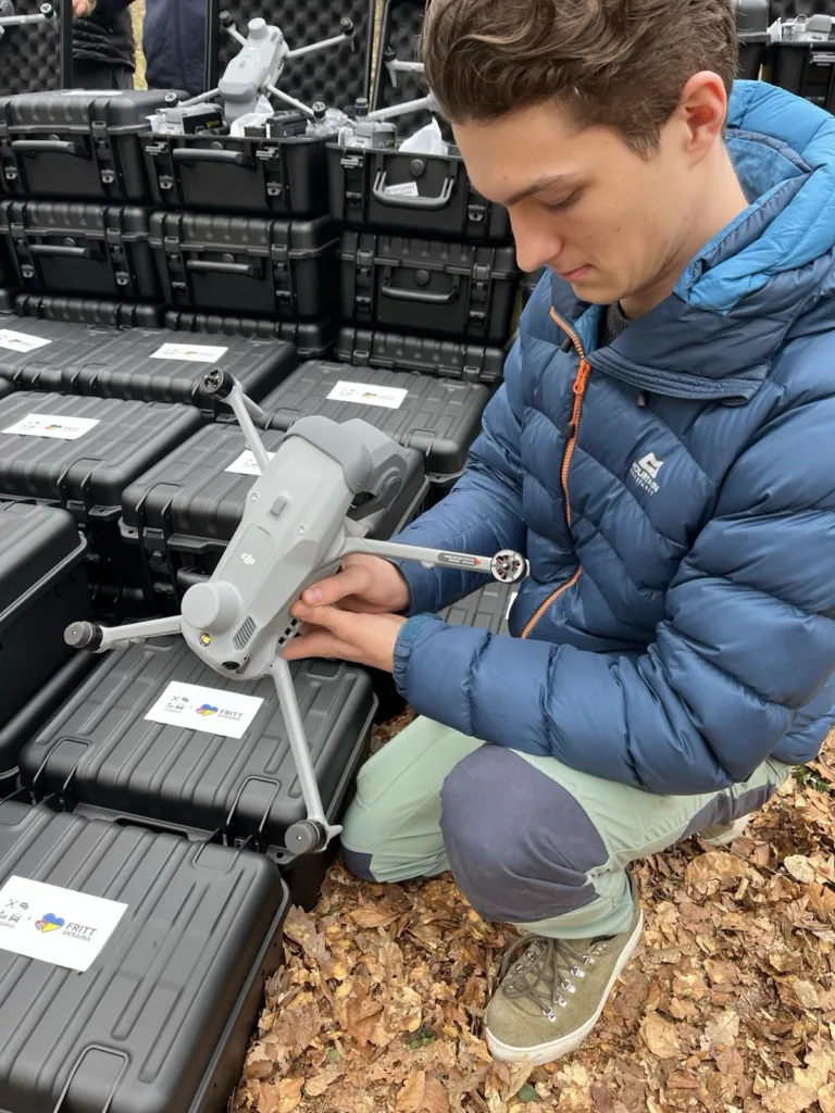 Noa og Eigil leverer biler til fronten (5)