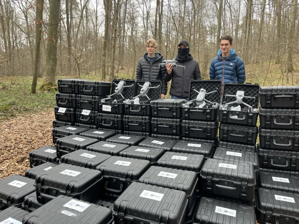 Noa og Eigil leverer biler til fronten 