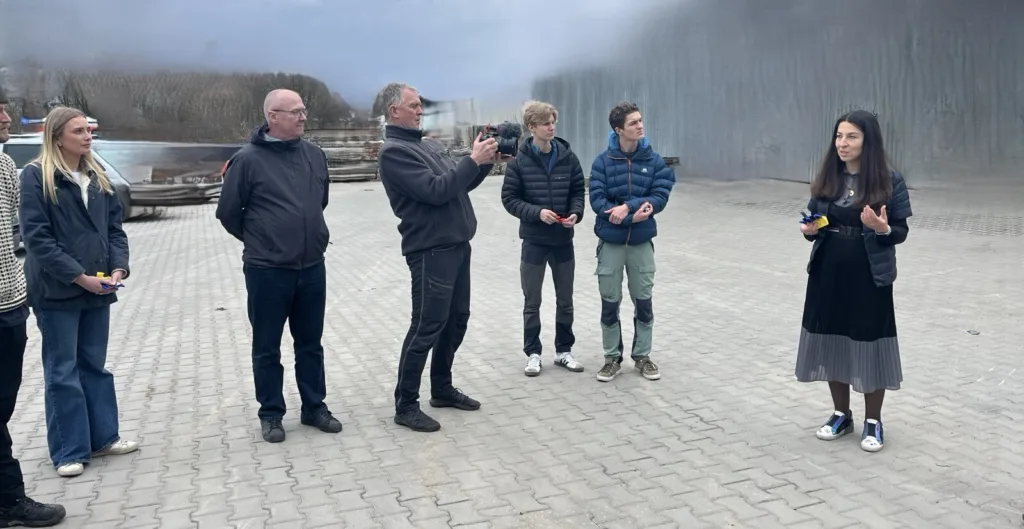 Noa og Eigil leverer biler til fronten (8)