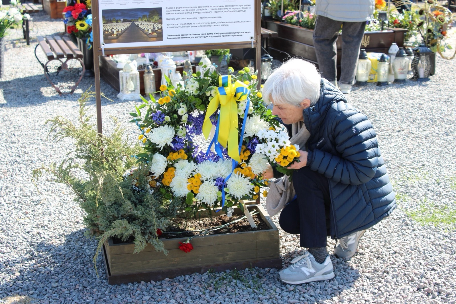 Anneliese på Marsmarken i Lviv, med krans