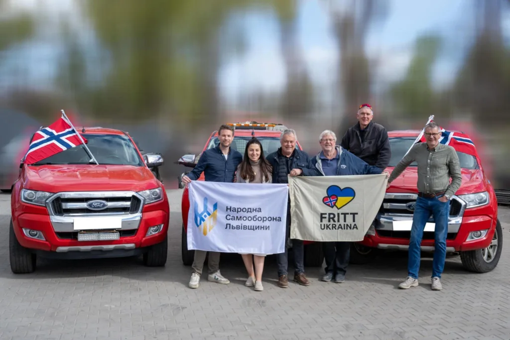 Oskar Pedersen og Aclima donerer ullbekledning. Foto: Fritt Ukraina