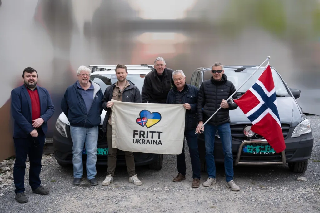 Oskar Pedersen og Aclima donerer ullbekledning. Foto: Fritt Ukraina