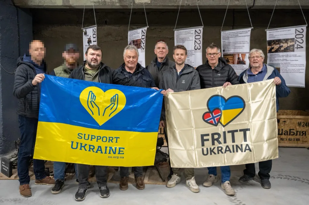 Oskar Pedersen og Aclima donerer ullbekledning. Foto: Fritt Ukraina