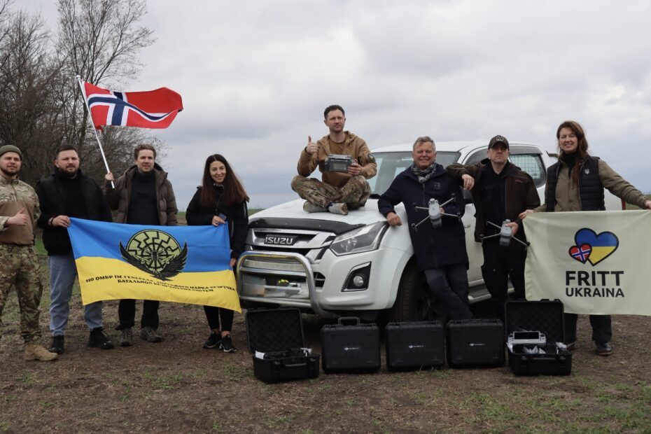 Fritt Ukraina har levert over 1 000 kjøretøy. Her fra leveranse i Zaporizjzja våren 2026. Foto: Fritt Ukraina