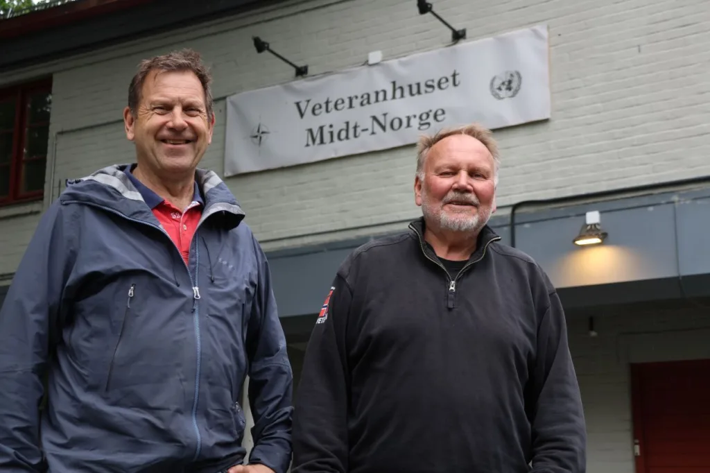 Thore Allan Grønning og Arnstein Galåen ved Veteranhuset Midt-Norge. Foto: Lars Bugge Aarset