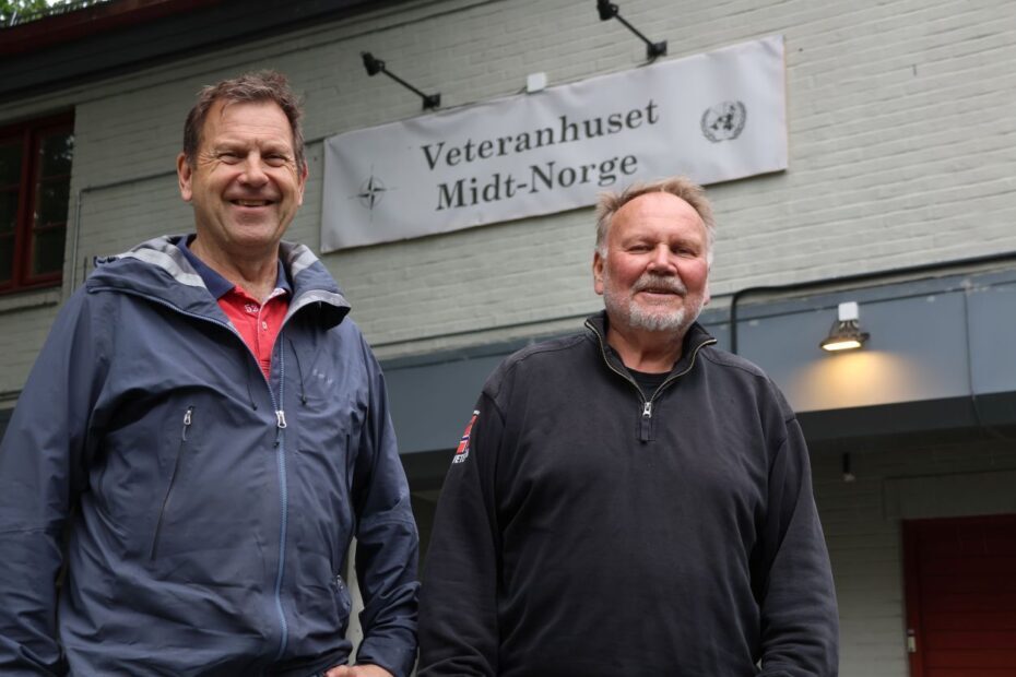 Thore Allan Grønning og Arnstein Galåen ved Veteranhuset Midt-Norge. Foto: Lars Bugge Aarset