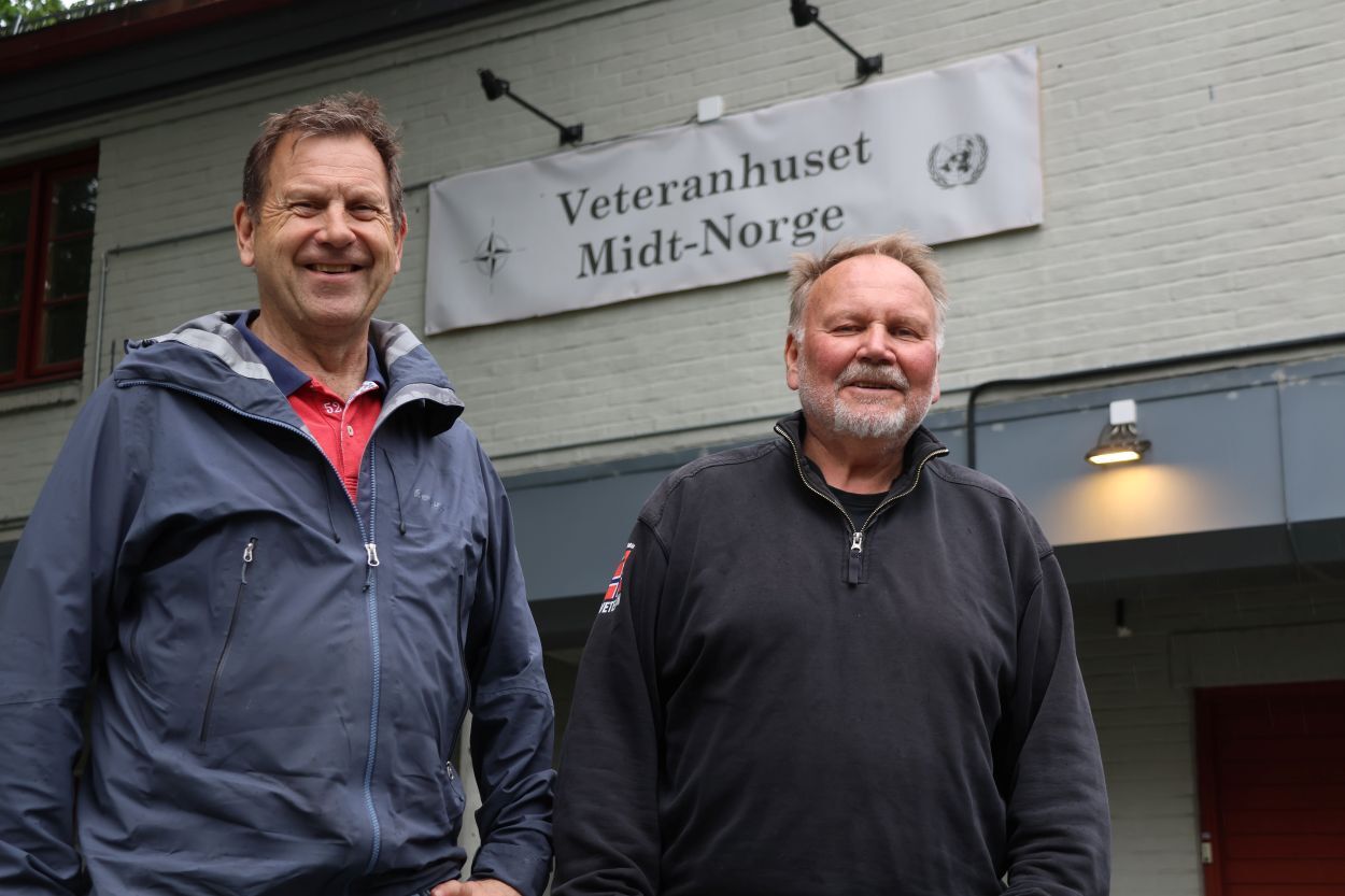 Thore Allan Grønning og Arnstein Galåen ved Veteranhuset Midt-Norge. Foto: Lars Bugge Aarset
